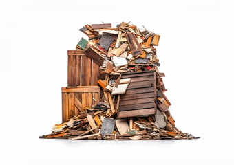 Imprägniertes A4 Holz z. B. von kaputten Gartenmöbeln auf einem Haufen