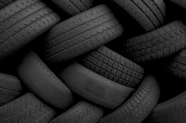 Mehrere alte Autoreifen in Detailansicht