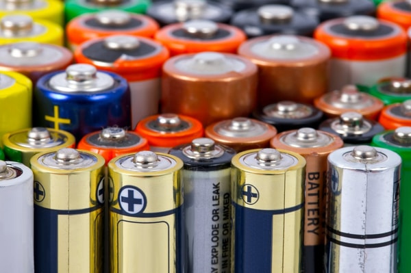 Nahaufnahme verschiedenster Batterien