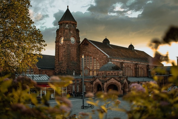 Gießen Hauptbahnhof im Sonnenuntergang