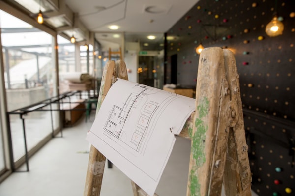 Ladenumbaus mit Bauplan im Vordergrund