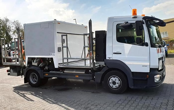 LKW mit Miettoiletten